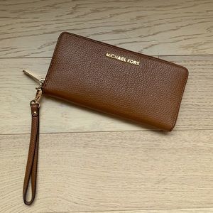 NWOT Michael Kors Leather Continental Wallet